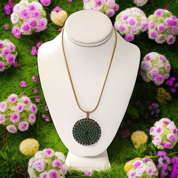 Green Rhinestone Encrusted Necklace Disc Pendant Circle Emerald Gold Tone Vtg - Picture 14 of 16